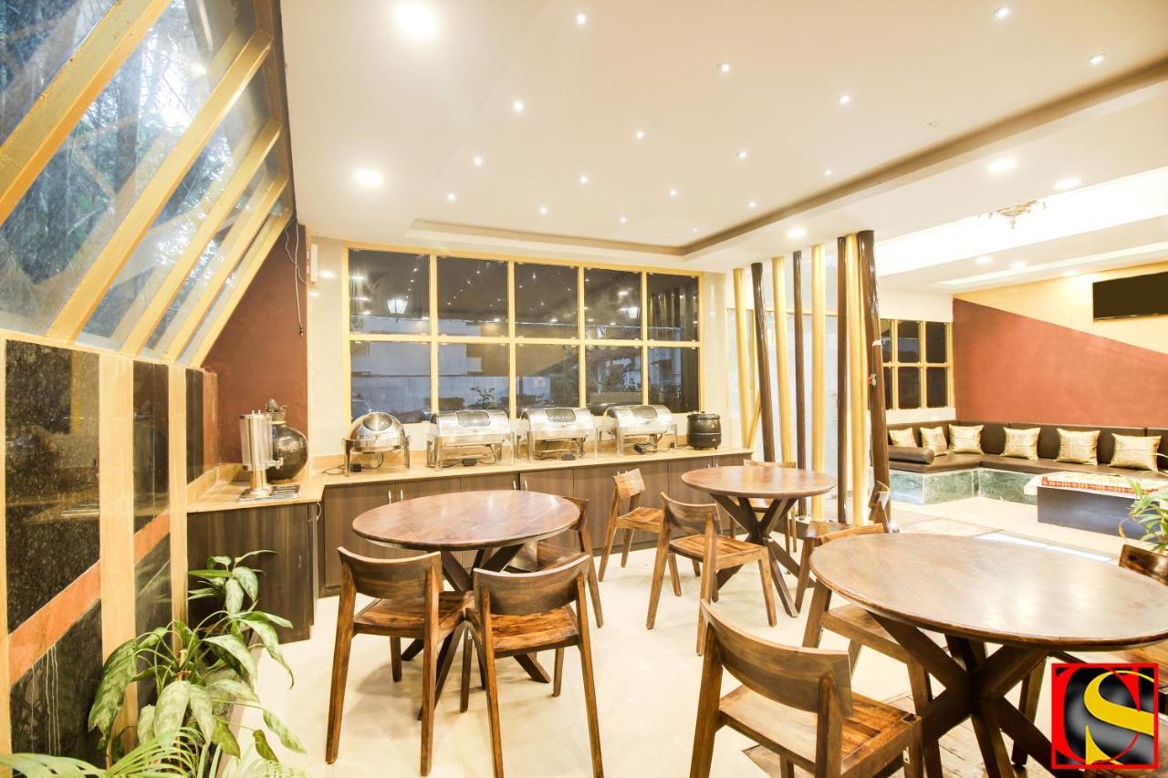 Candolim Sands Hotell Exteriör bild