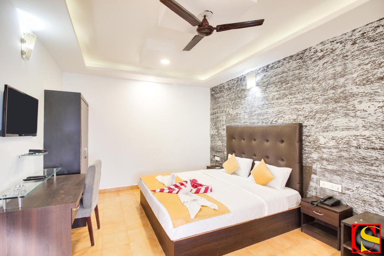 Candolim Sands Hotell Exteriör bild