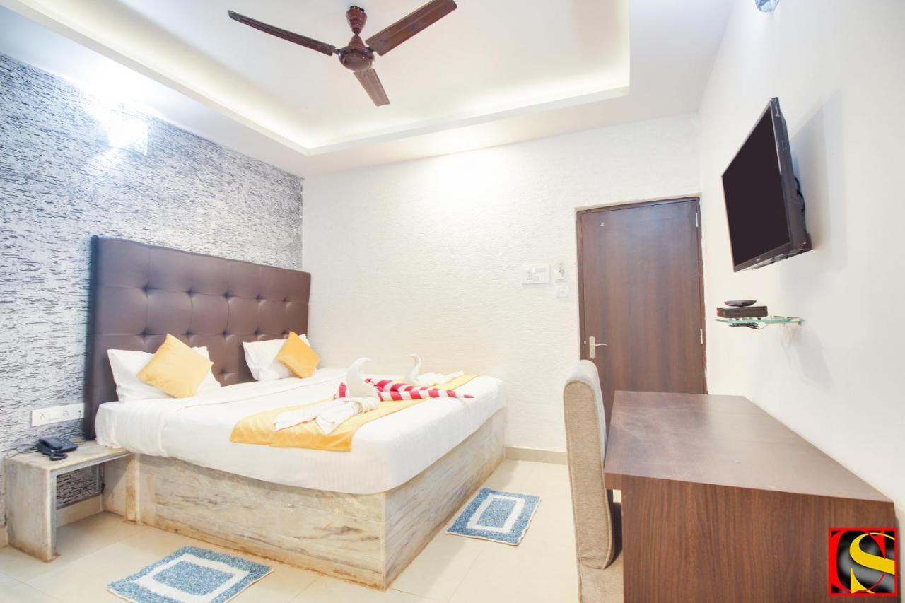 Candolim Sands Hotell Exteriör bild