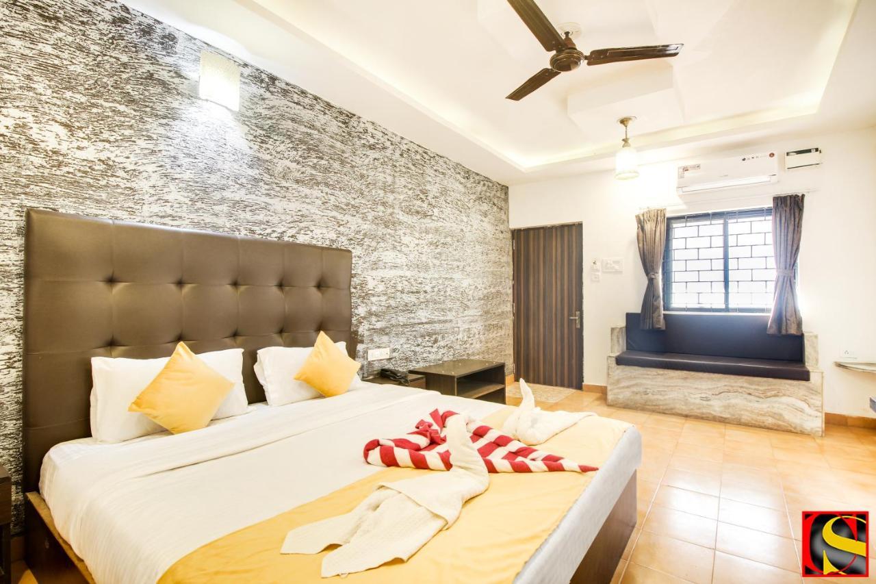 Candolim Sands Hotell Exteriör bild