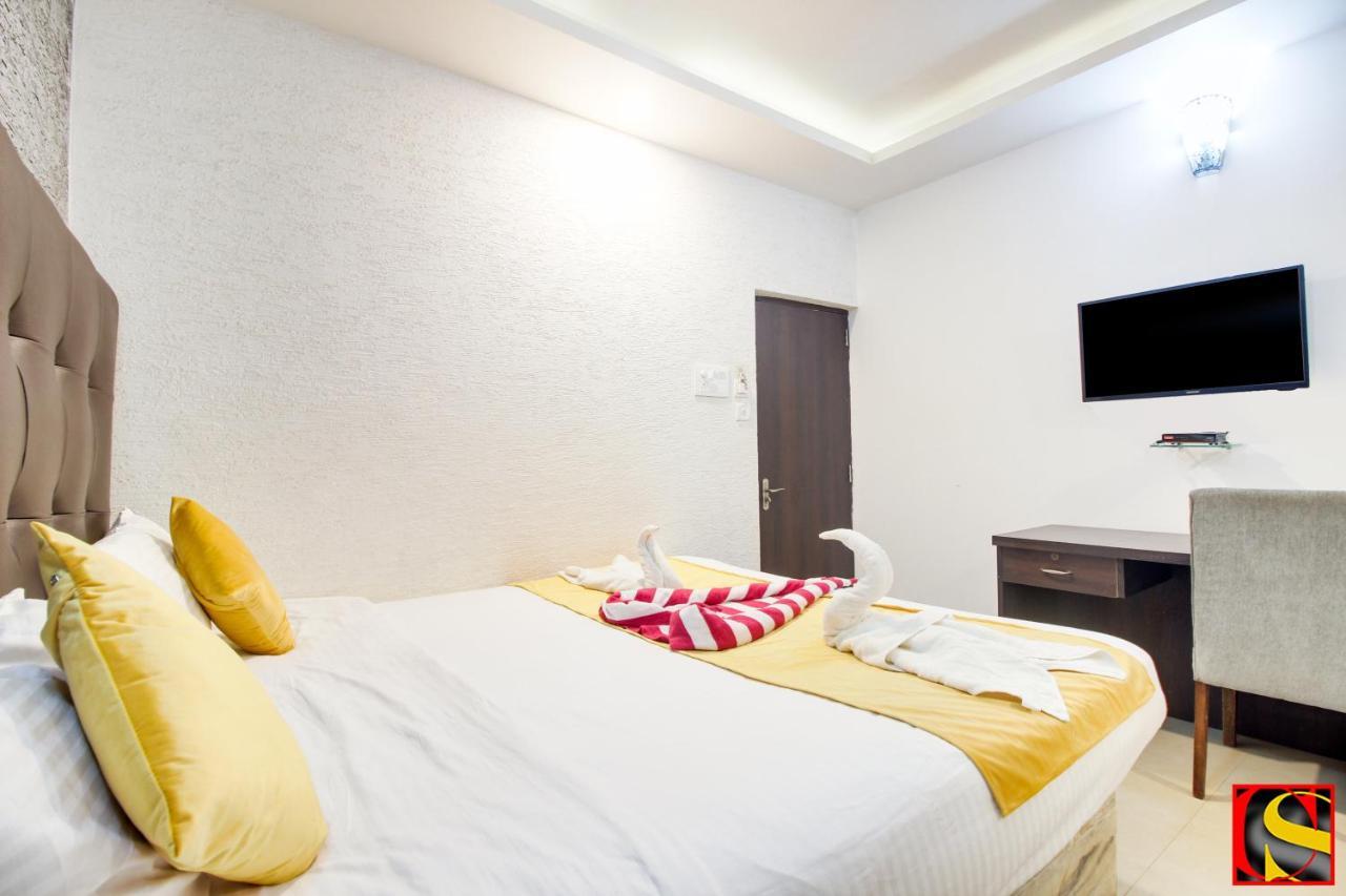 Candolim Sands Hotell Exteriör bild