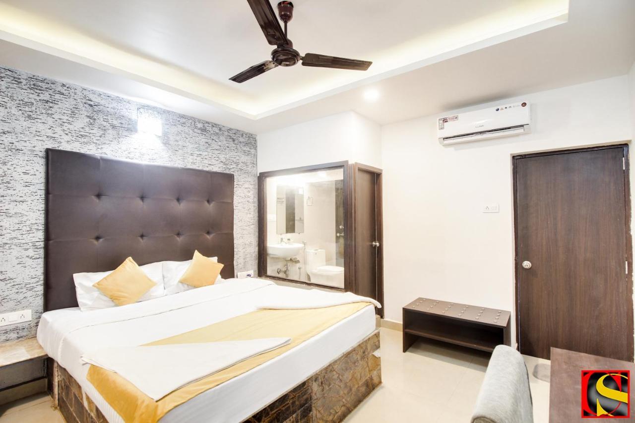 Candolim Sands Hotell Exteriör bild