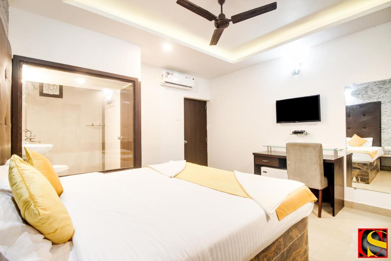 Candolim Sands Hotell Exteriör bild