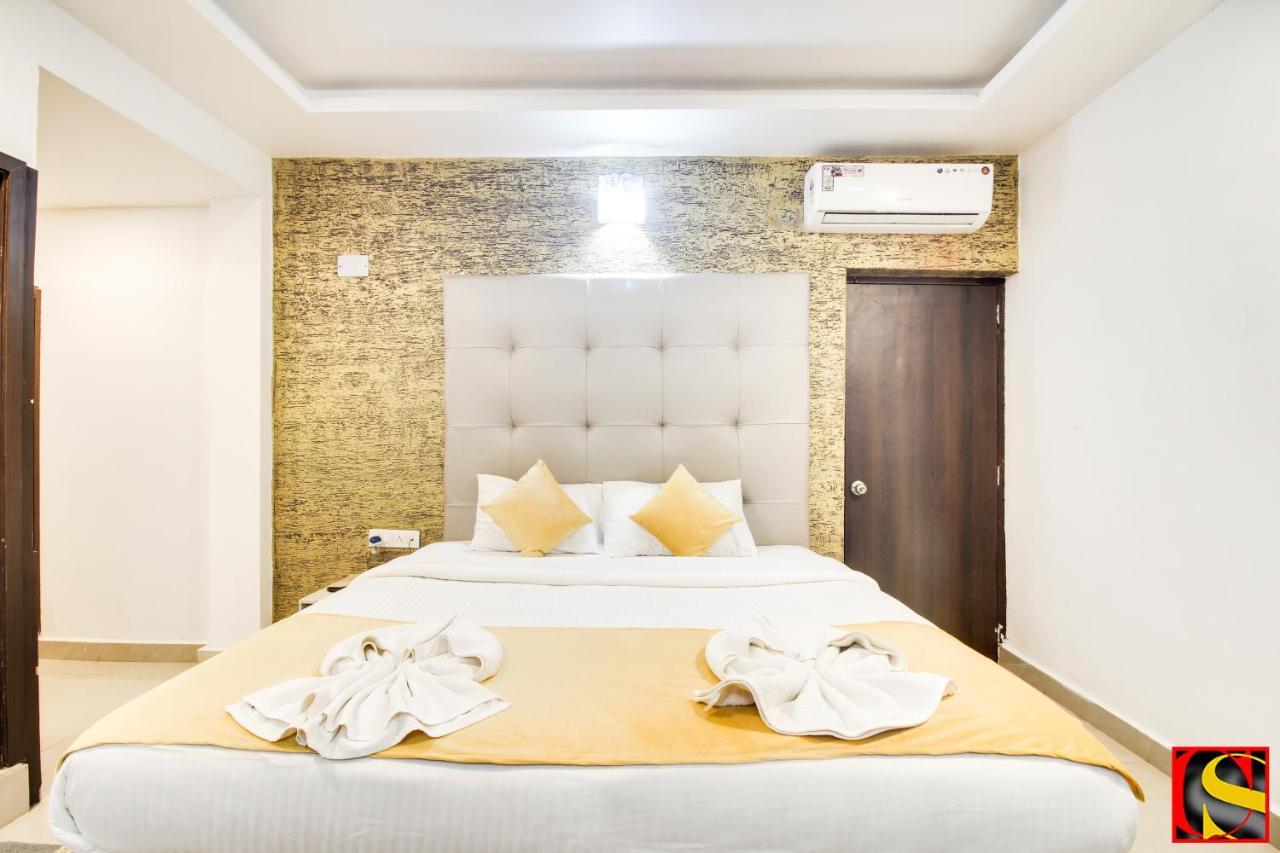 Candolim Sands Hotell Exteriör bild