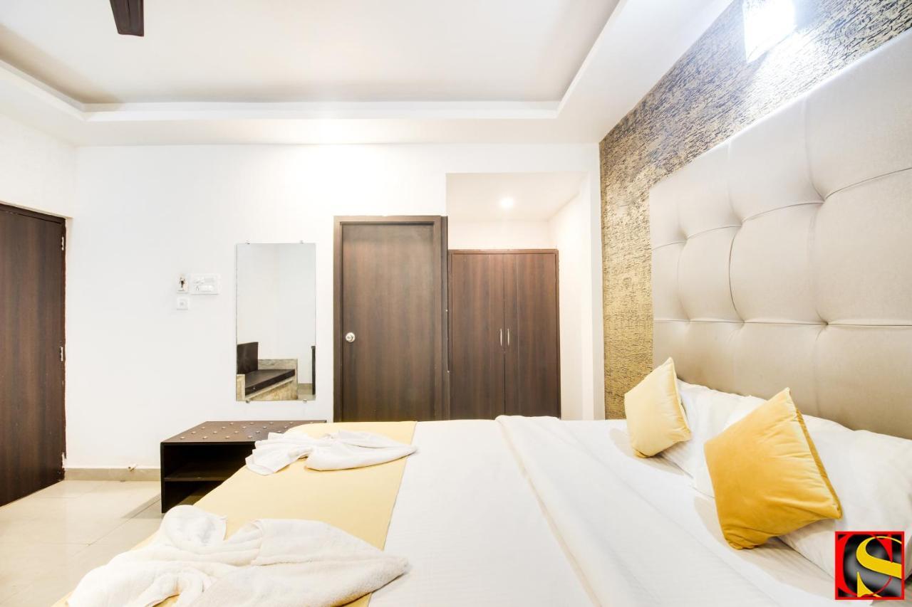 Candolim Sands Hotell Exteriör bild